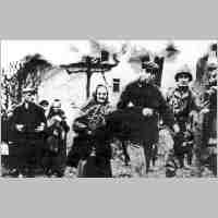900-0061  Den Russen nach langen Maerschen entkommen, werden diese Fluechtlinge von amerikanischen Truppen in Empfang genommen..jpg